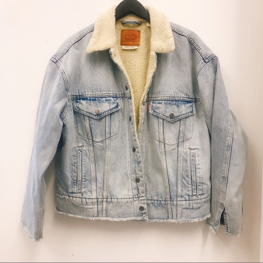 Levi’s Oversized Denim Jacket with Sherpa Lining and Faux Fur Collar - Picture 4 of 4
